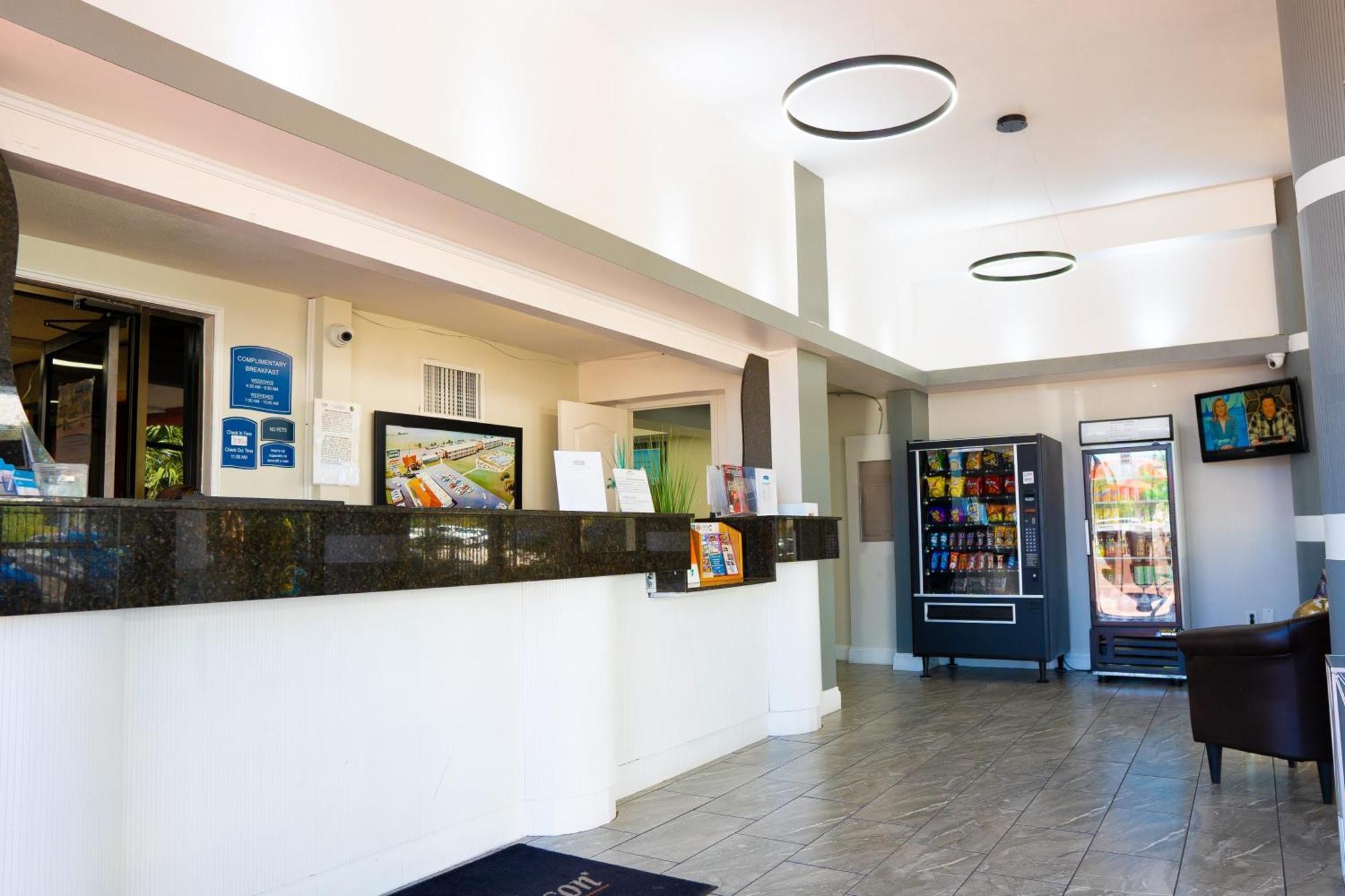Howard Johnson By Wyndham Clearwater - Dunedin Exterior photo