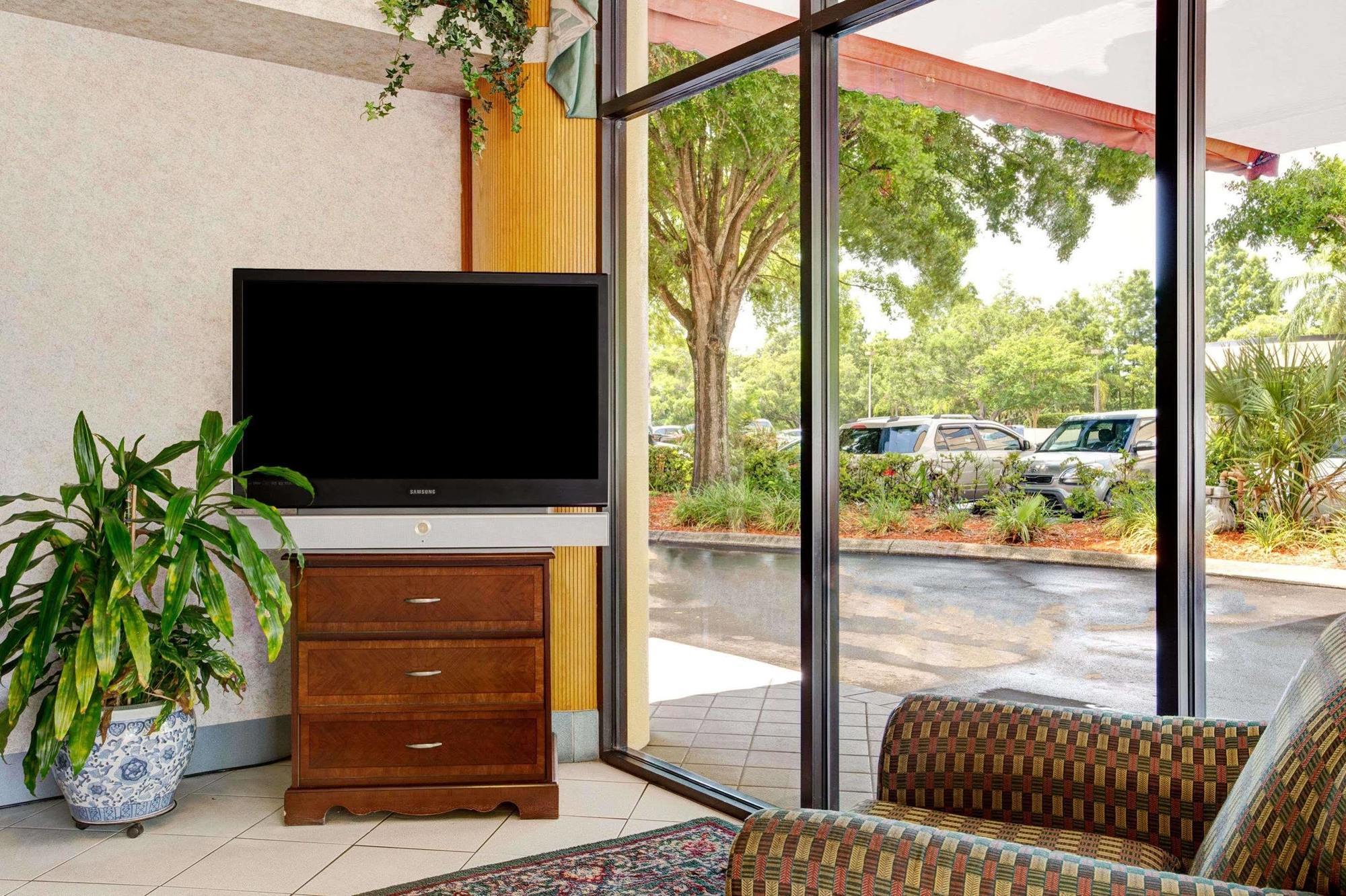 Howard Johnson By Wyndham Clearwater - Dunedin Exterior photo