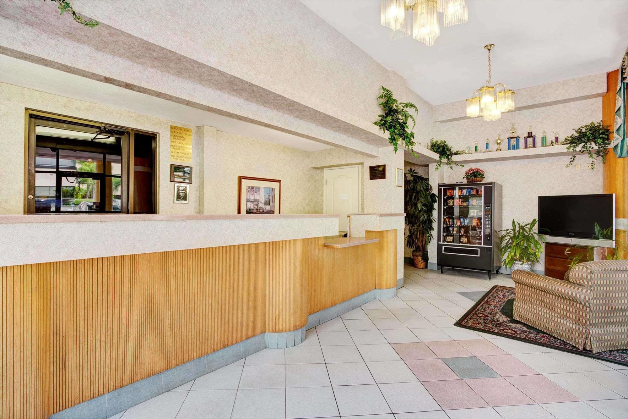 Howard Johnson By Wyndham Clearwater - Dunedin Exterior photo
